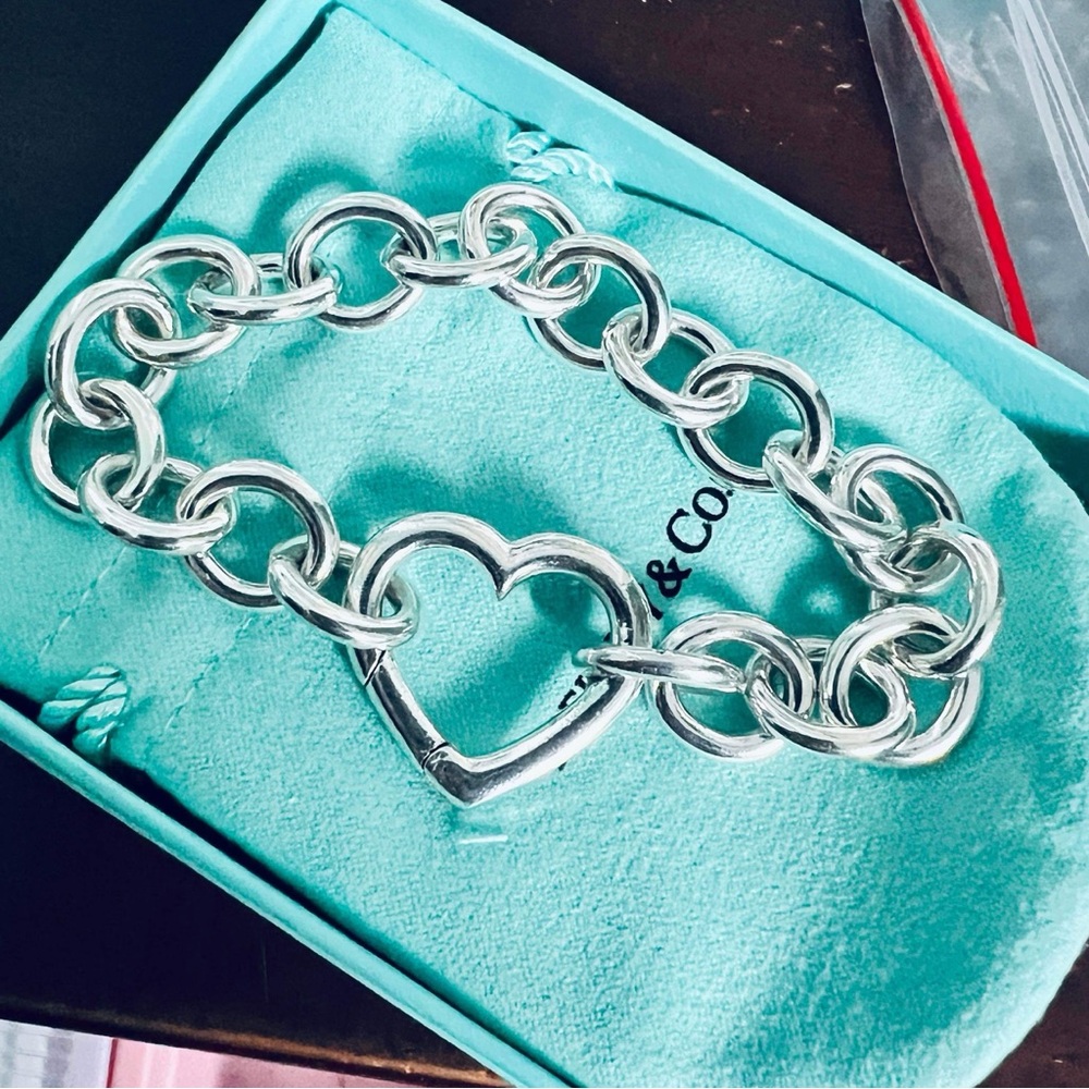 Tiffany&Co Retired Clasping Heart Bracelet. 7.5 in. Classic piece🩵